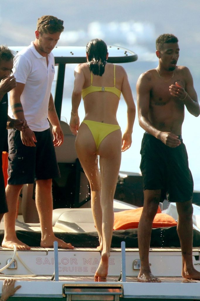 It Girl Kendall Jenner Shows Her Tight Body in a Bikini gallery, pic 62