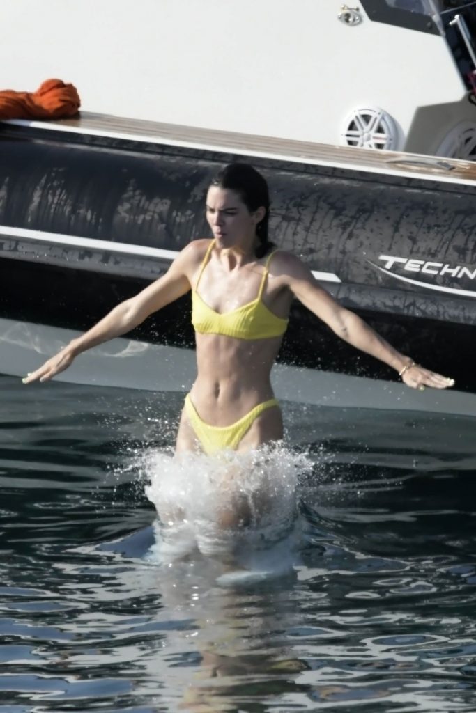 It Girl Kendall Jenner Shows Her Tight Body in a Bikini gallery, pic 64