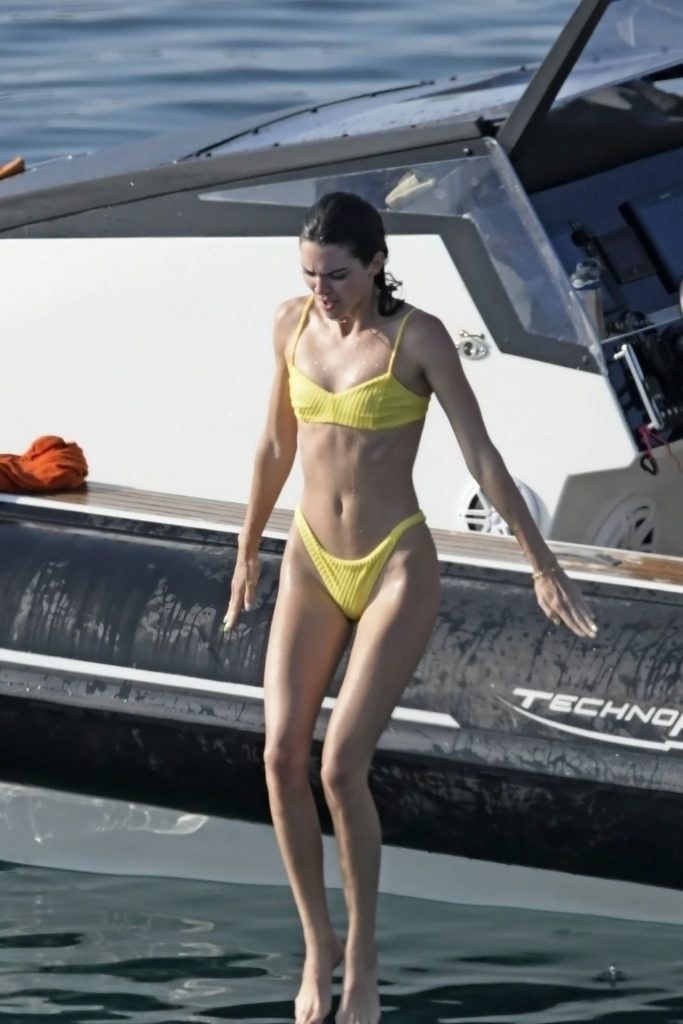 It Girl Kendall Jenner Shows Her Tight Body in a Bikini gallery, pic 66
