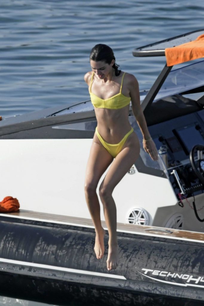 It Girl Kendall Jenner Shows Her Tight Body in a Bikini gallery, pic 68