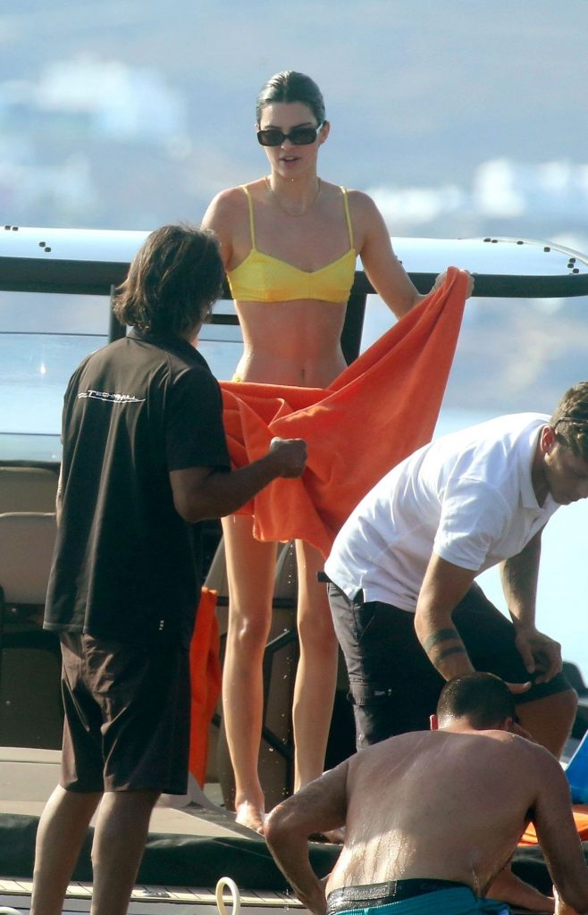 It Girl Kendall Jenner Shows Her Tight Body in a Bikini gallery, pic 84