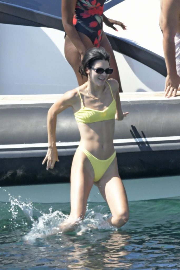 It Girl Kendall Jenner Shows Her Tight Body in a Bikini gallery, pic 88