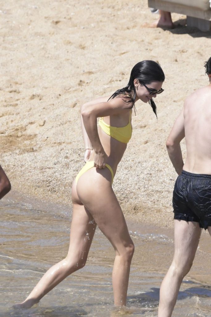 It Girl Kendall Jenner Shows Her Tight Body in a Bikini gallery, pic 10