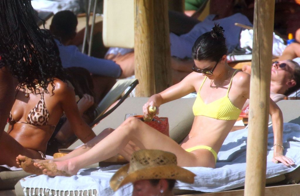 It Girl Kendall Jenner Shows Her Tight Body in a Bikini gallery, pic 130