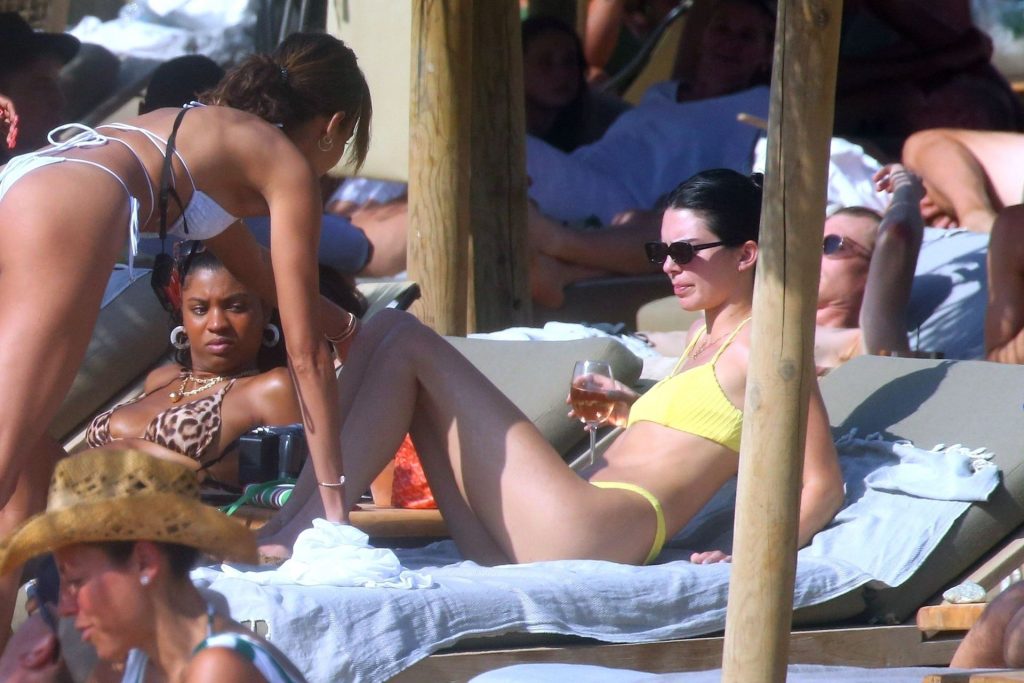 It Girl Kendall Jenner Shows Her Tight Body in a Bikini gallery, pic 136