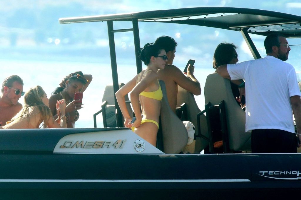 It Girl Kendall Jenner Shows Her Tight Body in a Bikini gallery, pic 150