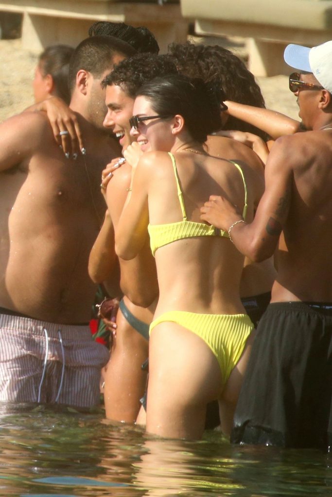 It Girl Kendall Jenner Shows Her Tight Body in a Bikini gallery, pic 156