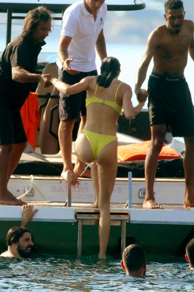 It Girl Kendall Jenner Shows Her Tight Body in a Bikini gallery, pic 16