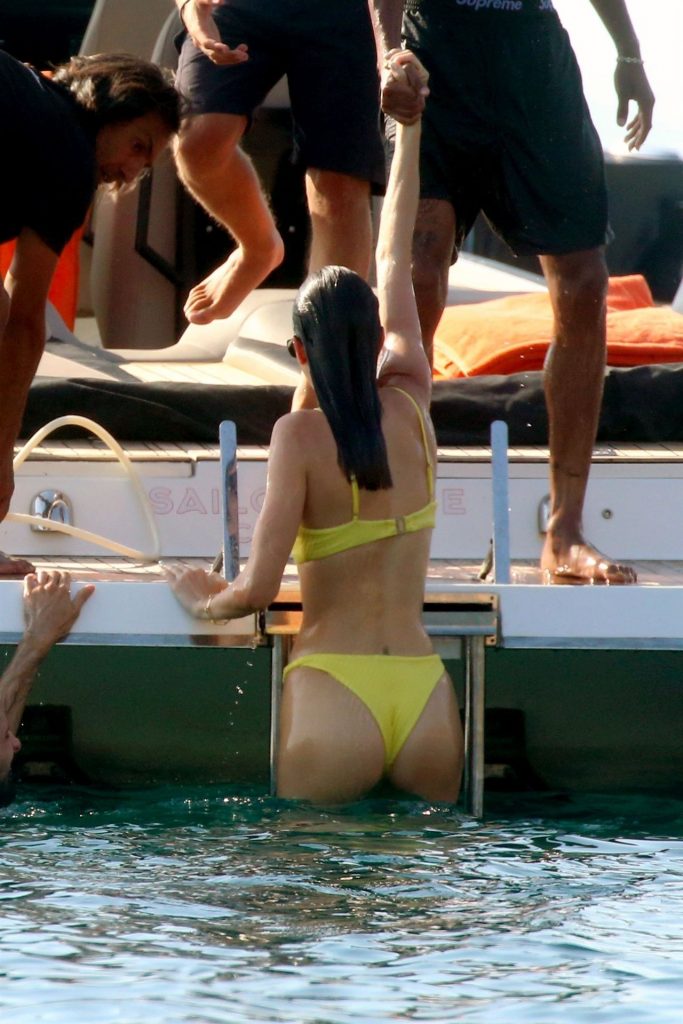 It Girl Kendall Jenner Shows Her Tight Body in a Bikini gallery, pic 196