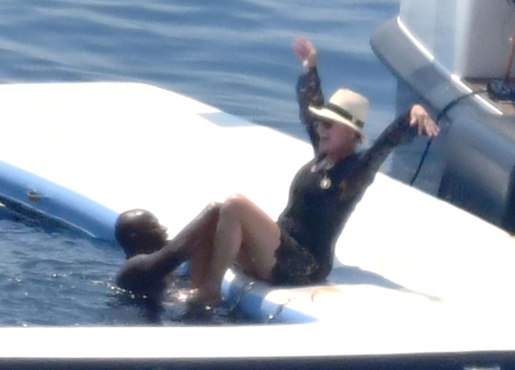 Collection of Sexy Kris Jenner Pictures from a Yacht  gallery, pic 20