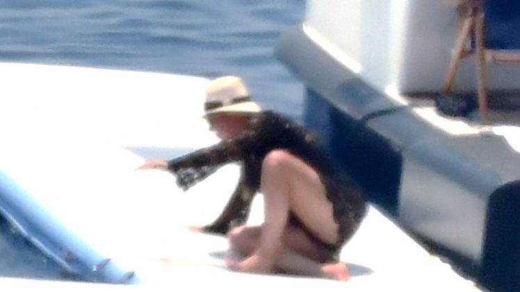 Collection of Sexy Kris Jenner Pictures from a Yacht (46 Photos)