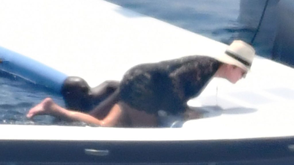 Collection of Sexy Kris Jenner Pictures from a Yacht  gallery, pic 6