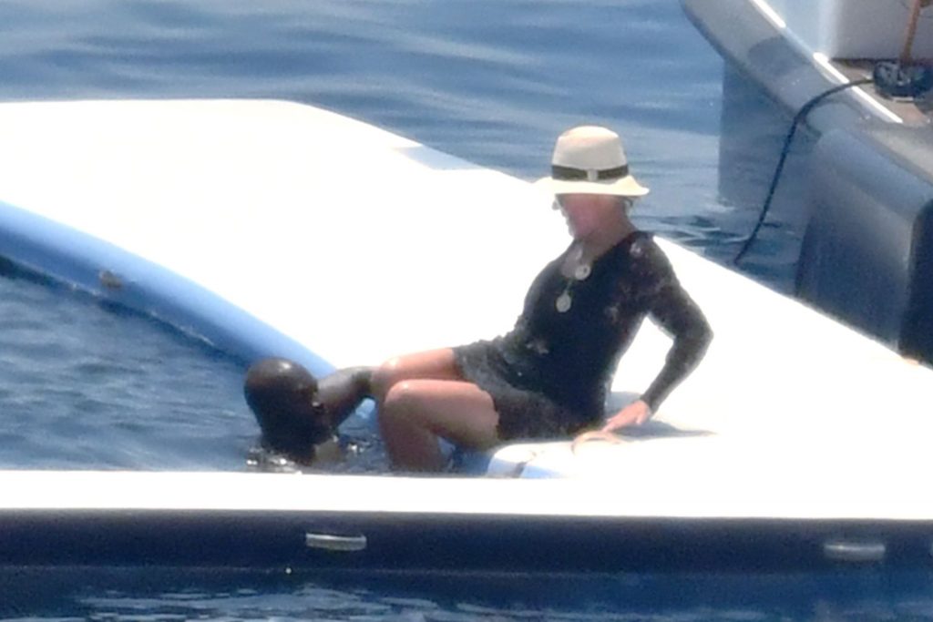 Collection of Sexy Kris Jenner Pictures from a Yacht  gallery, pic 16