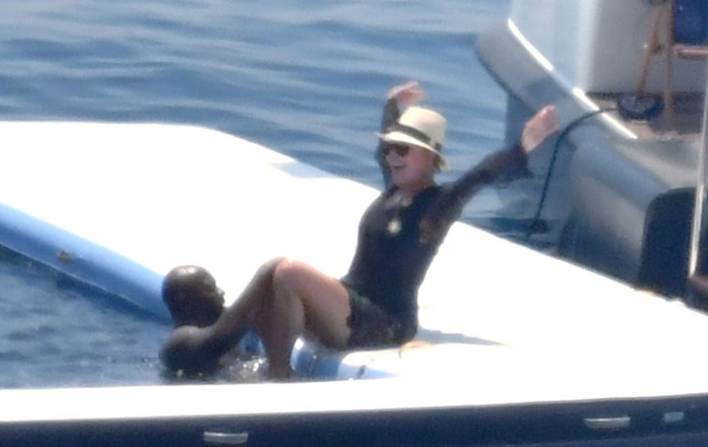 Collection of Sexy Kris Jenner Pictures from a Yacht  gallery, pic 18