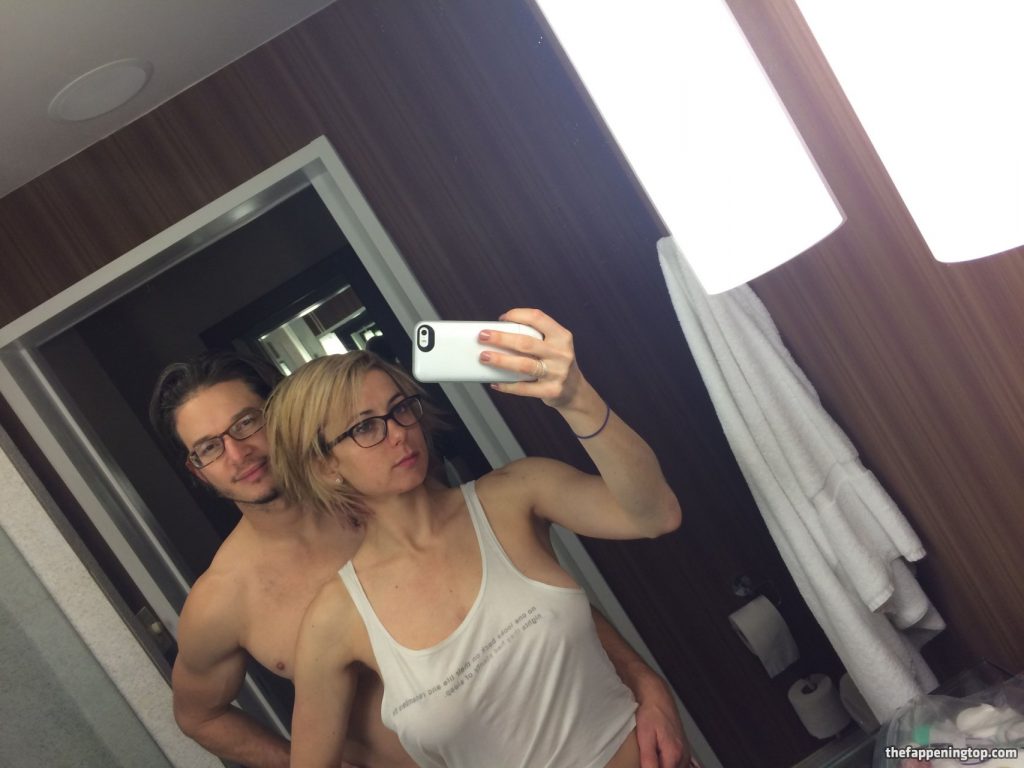 Kinky Comedian Iliza Shlesinger Shows Off Her Beautiful Boobs gallery, pic 26