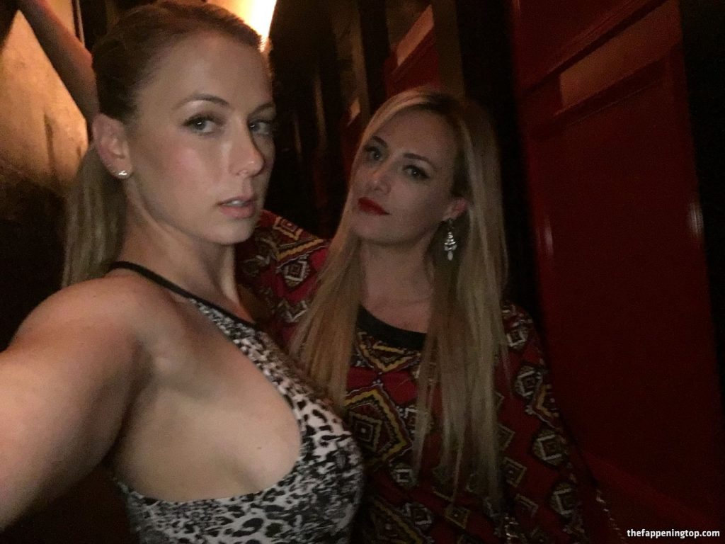 Kinky Comedian Iliza Shlesinger Shows Off Her Beautiful Boobs gallery, pic 74