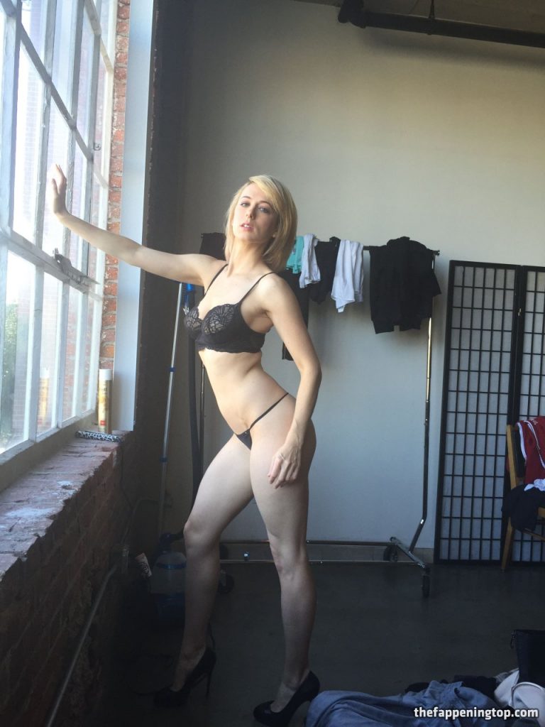 Kinky Comedian Iliza Shlesinger Shows Off Her Beautiful Boobs gallery, pic 84
