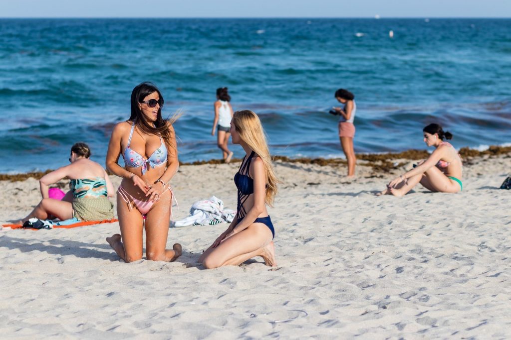 Claudia Romani & Lucia Luciano Flaunt Their Bodies on a Beach gallery, pic 40