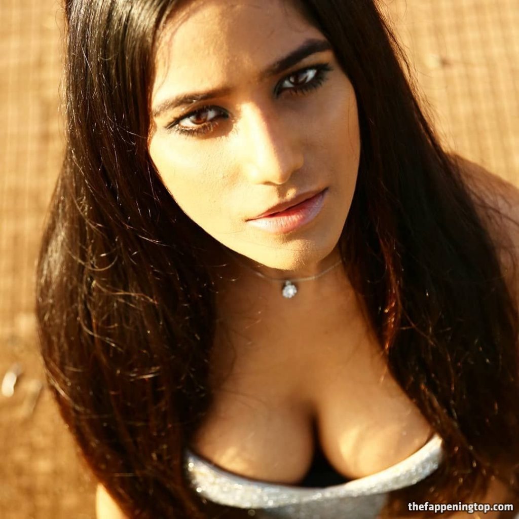 Indian Celebrity Poonam Pandey Shows Her Huge Natural Tits gallery, pic 64