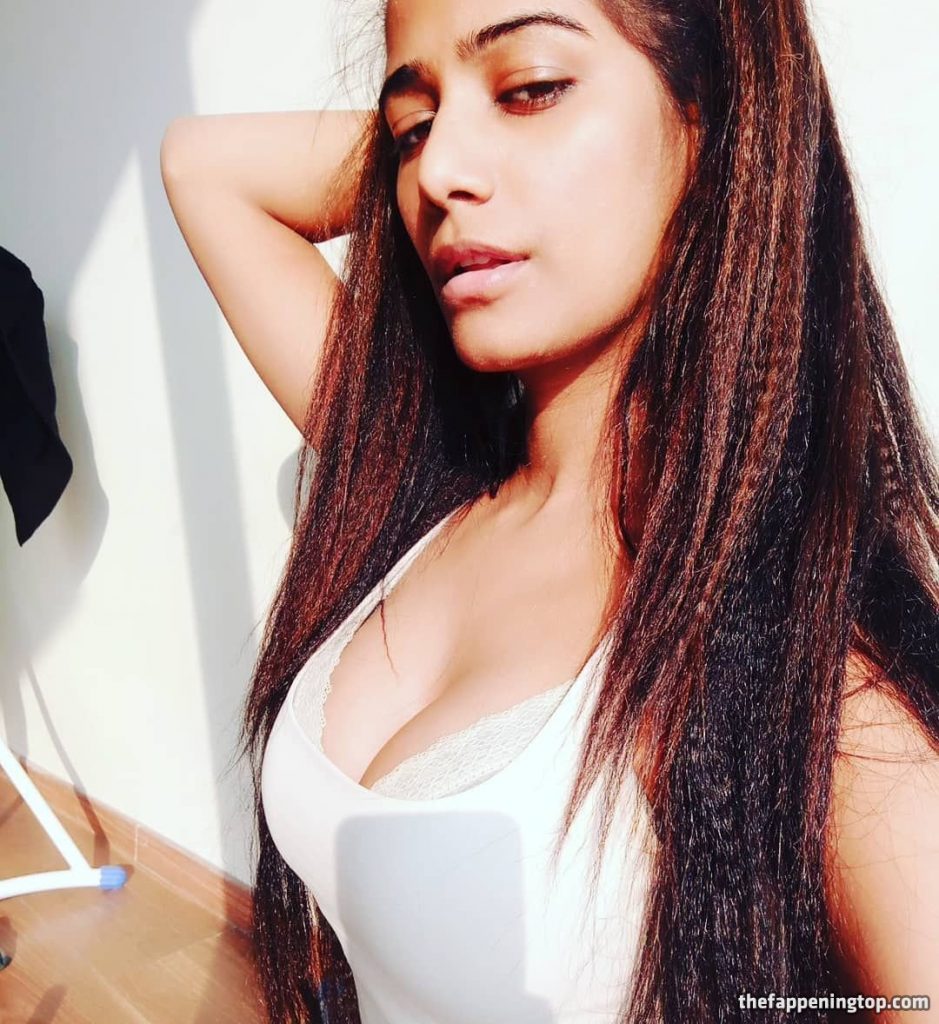 Indian Celebrity Poonam Pandey Shows Her Huge Natural Tits gallery, pic 66