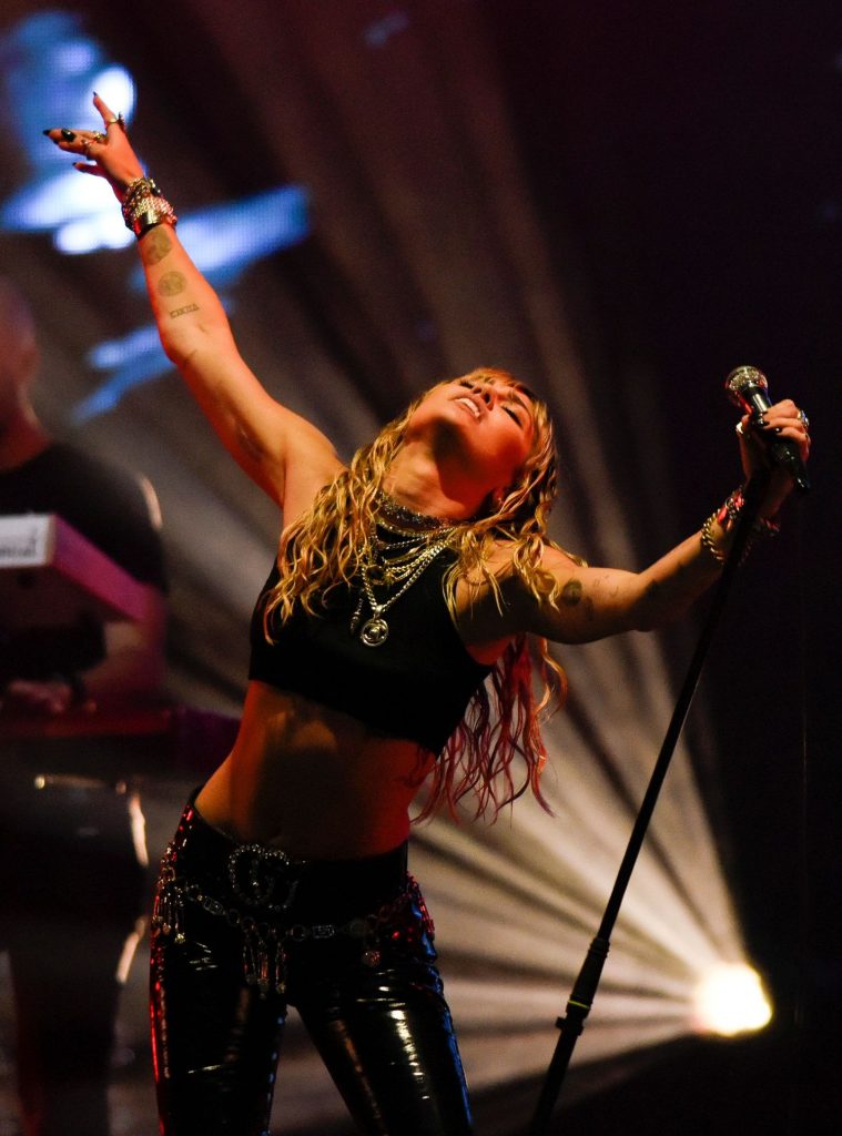 See Miley Cyrus’ Sexiest Pictures from the Sunny Hill Festival gallery, pic 2