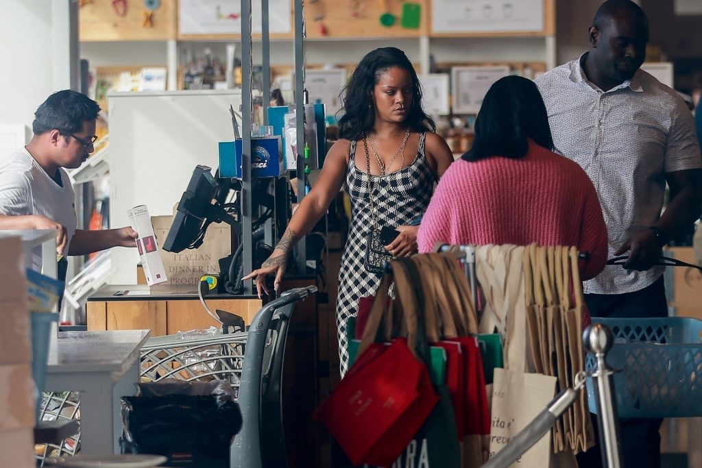 Busty Singer Rihanna Looking Incredible While Grocery Shopping gallery, pic 28