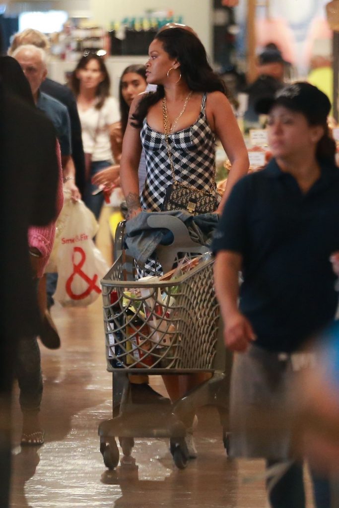 Busty Singer Rihanna Looking Incredible While Grocery Shopping gallery, pic 42