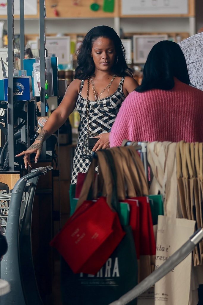 Busty Singer Rihanna Looking Incredible While Grocery Shopping gallery, pic 56