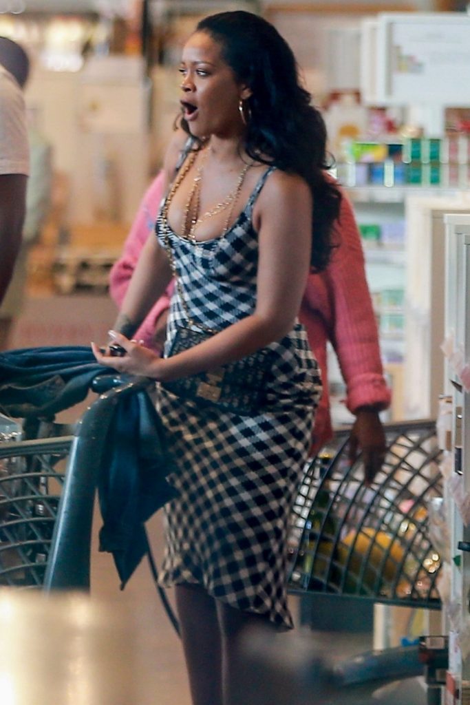 Busty Singer Rihanna Looking Incredible While Grocery Shopping gallery, pic 58