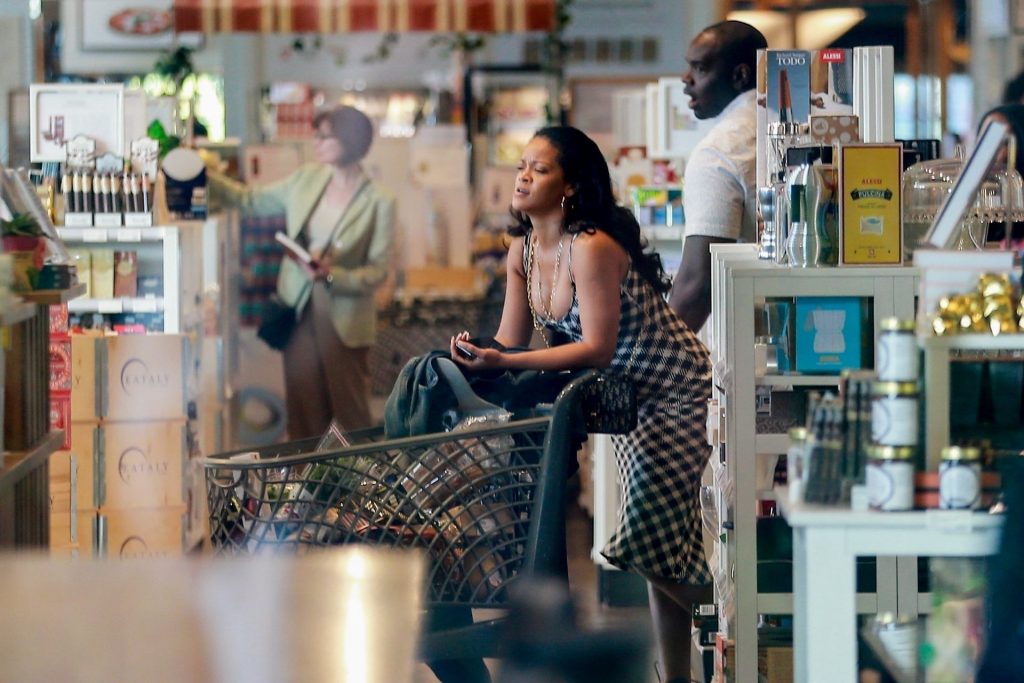 Busty Singer Rihanna Looking Incredible While Grocery Shopping gallery, pic 10