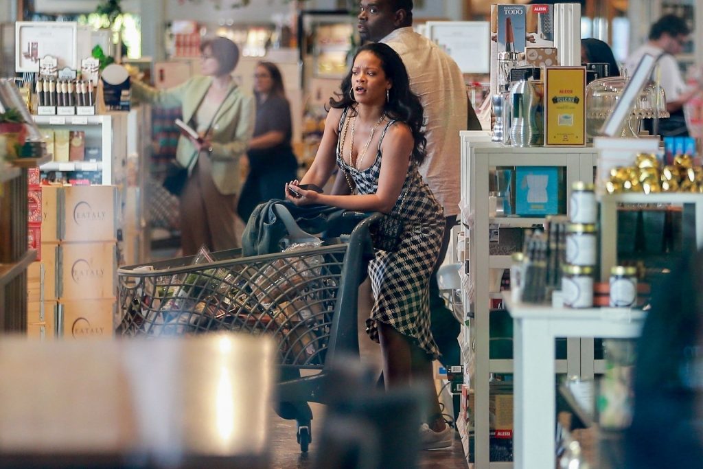 Busty Singer Rihanna Looking Incredible While Grocery Shopping gallery, pic 12