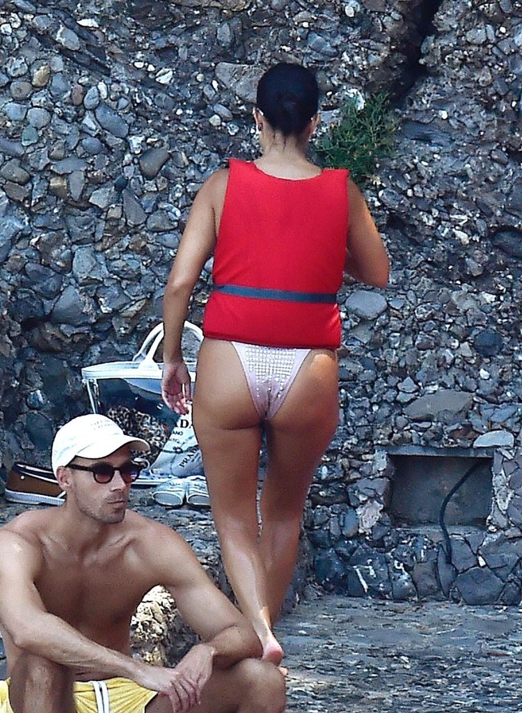 Reality TV Sensation Kourtney Kardashian Looks Great in a Bikini gallery, pic 74