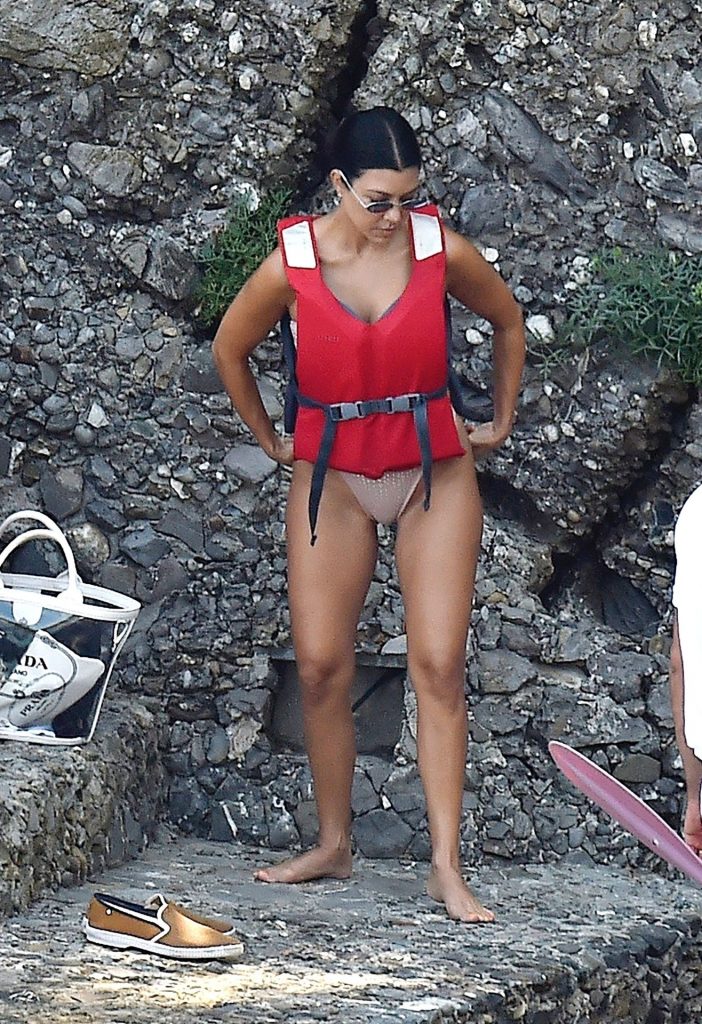 Reality TV Sensation Kourtney Kardashian Looks Great in a Bikini gallery, pic 100