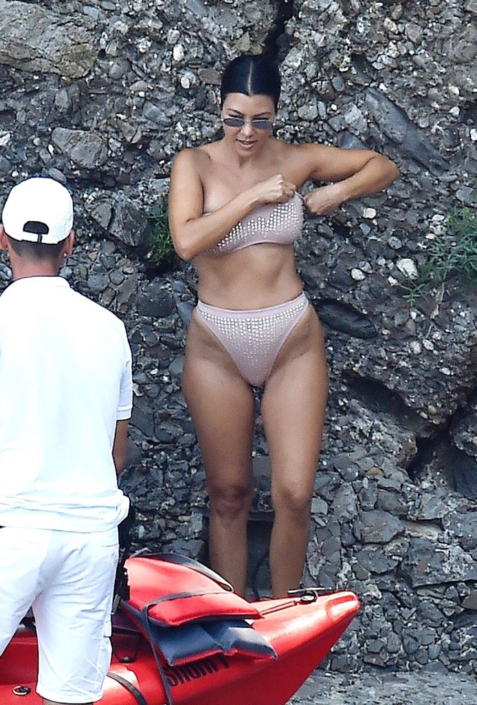 Reality TV Sensation Kourtney Kardashian Looks Great in a Bikini gallery, pic 102