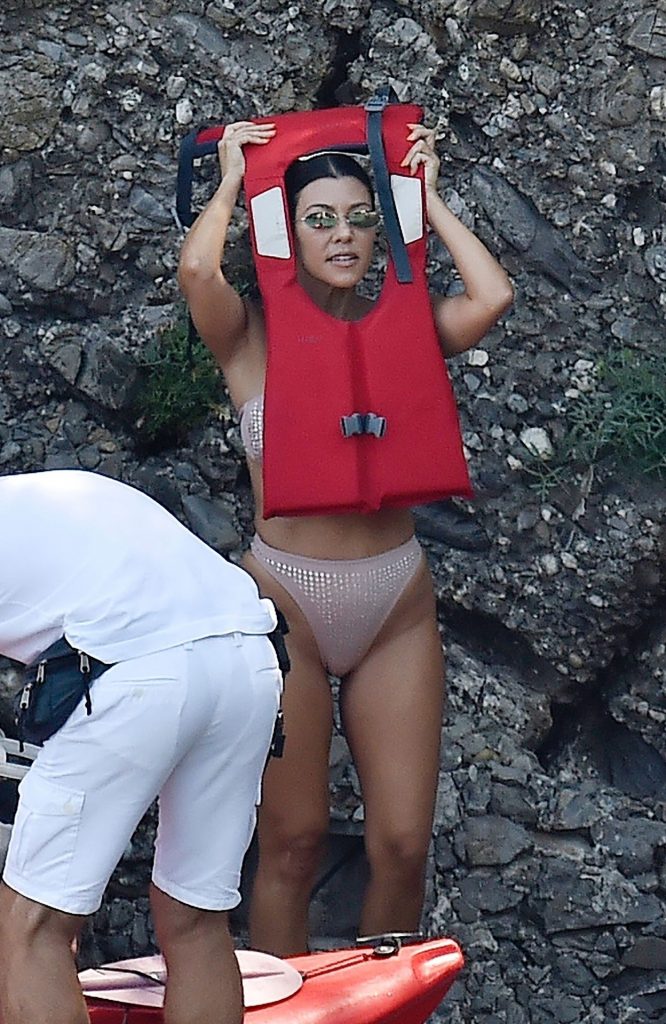 Reality TV Sensation Kourtney Kardashian Looks Great in a Bikini gallery, pic 104