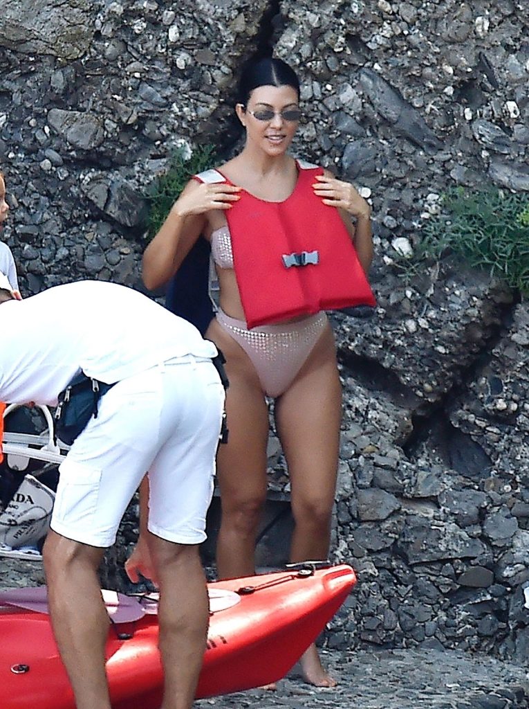 Reality TV Sensation Kourtney Kardashian Looks Great in a Bikini gallery, pic 106