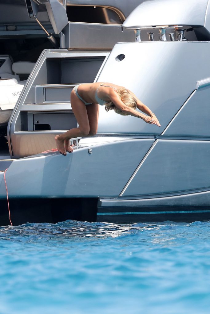 Legendary Model Kate Moss Displaying Her Enviable Bikini Body gallery, pic 8