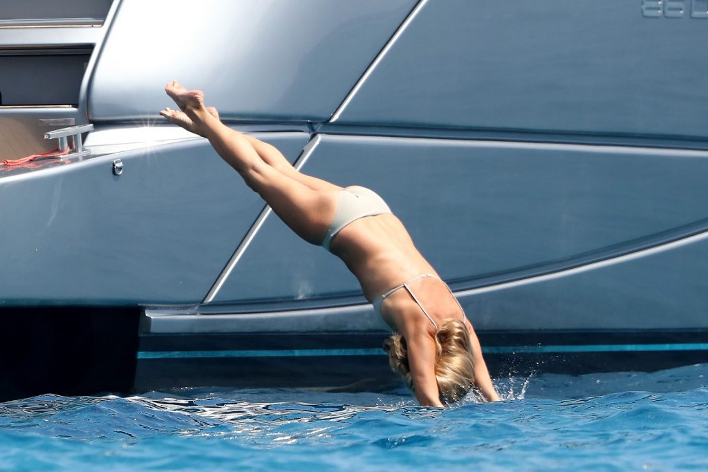 Legendary Model Kate Moss Displaying Her Enviable Bikini Body gallery, pic 12