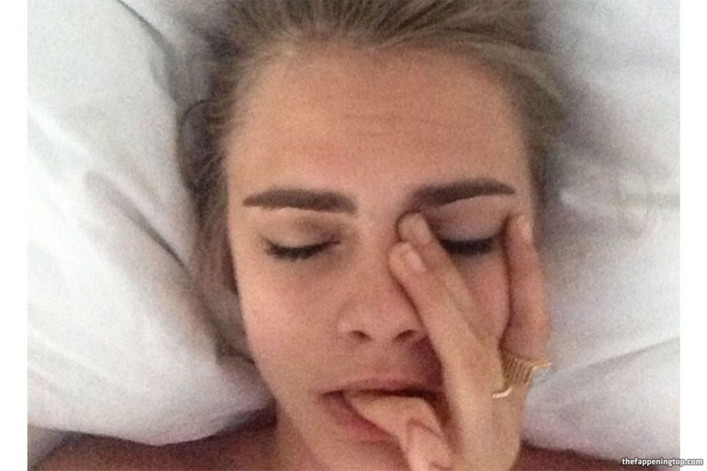 Model/Actress Cara Delevingne Sucks on Her Fingers/Masturbates gallery, pic 2