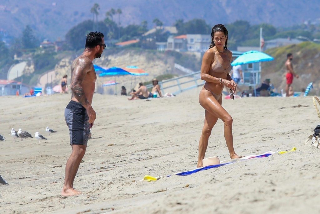 Thirsty MILF Brooke Burke Showing Her Immaculate Body at the Beach gallery, pic 204