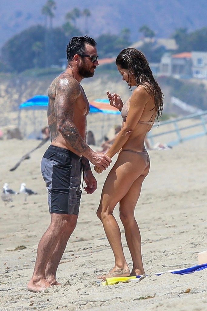 Thirsty MILF Brooke Burke Showing Her Immaculate Body at the Beach gallery, pic 28