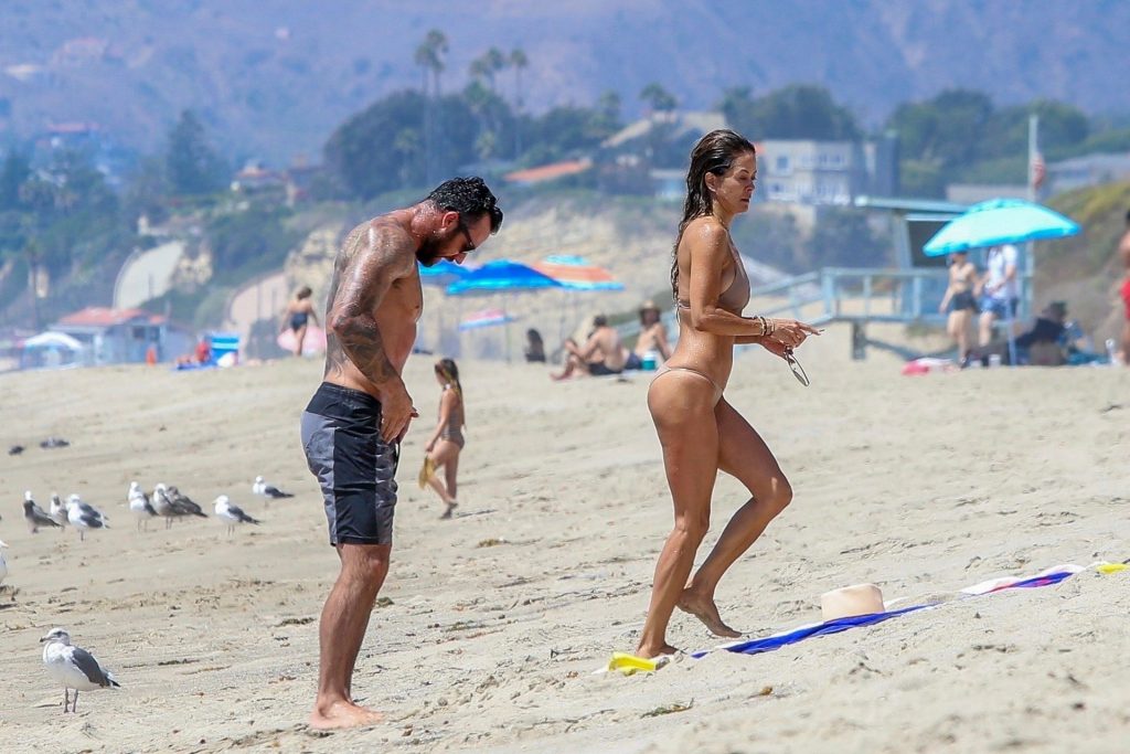Thirsty MILF Brooke Burke Showing Her Immaculate Body at the Beach gallery, pic 34