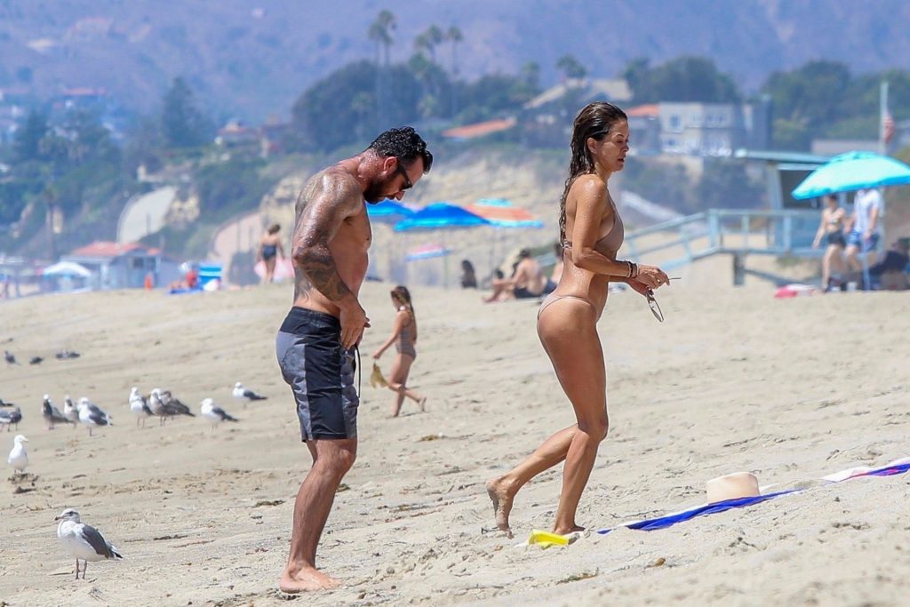 Thirsty MILF Brooke Burke Showing Her Immaculate Body at the Beach gallery, pic 36