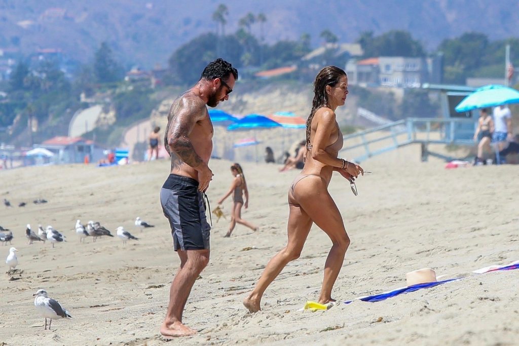 Thirsty MILF Brooke Burke Showing Her Immaculate Body at the Beach gallery, pic 38