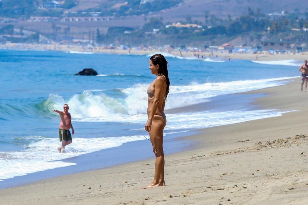 Thirsty MILF Brooke Burke Showing Her Immaculate Body at the Beach gallery, pic 46