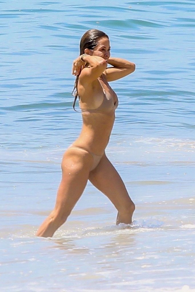 Thirsty MILF Brooke Burke Showing Her Immaculate Body at the Beach gallery, pic 50