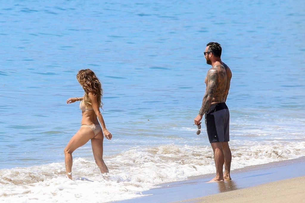Thirsty MILF Brooke Burke Showing Her Immaculate Body at the Beach gallery, pic 58