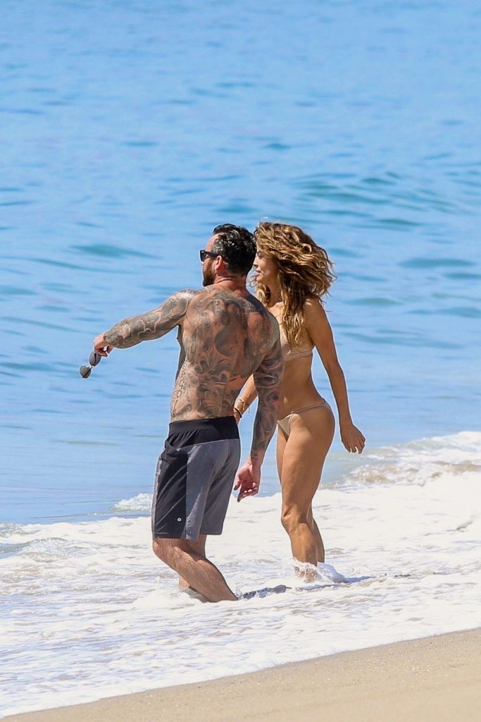 Thirsty MILF Brooke Burke Showing Her Immaculate Body at the Beach gallery, pic 74