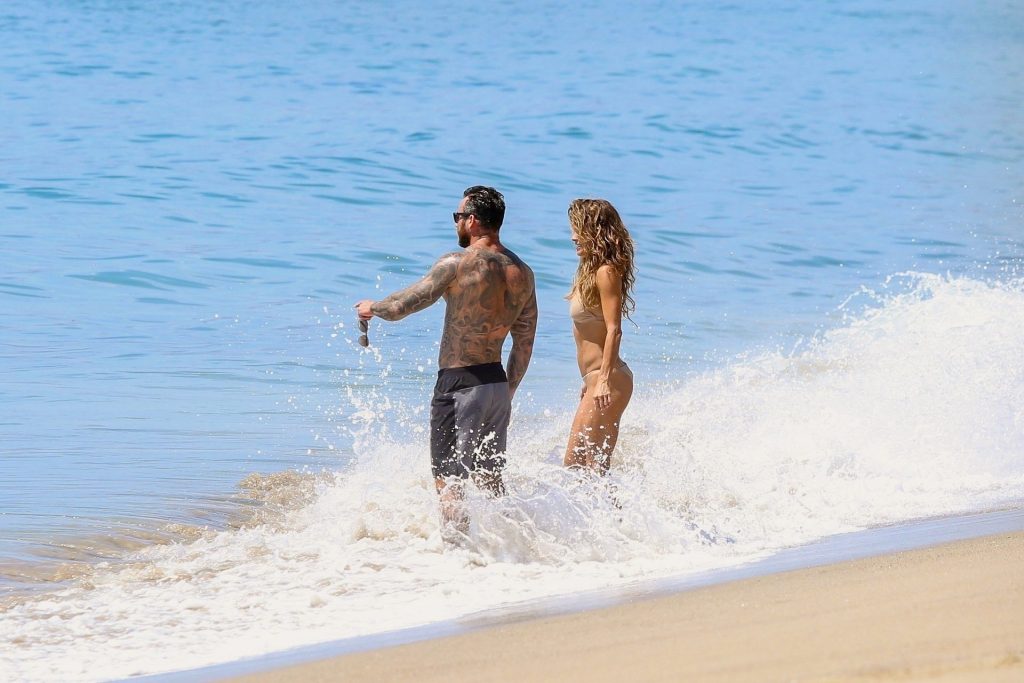 Thirsty MILF Brooke Burke Showing Her Immaculate Body at the Beach gallery, pic 82