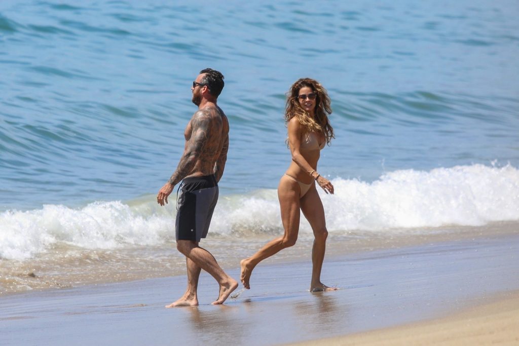 Thirsty MILF Brooke Burke Showing Her Immaculate Body at the Beach gallery, pic 106